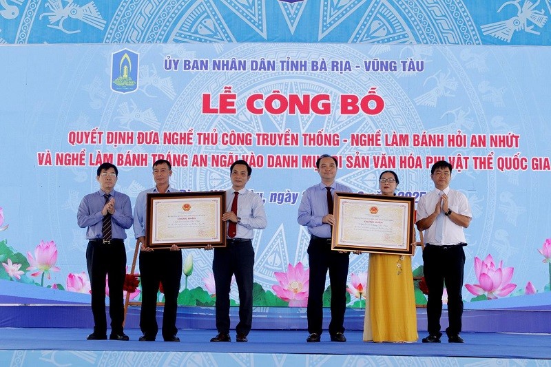 Trao giấy chứng nhận DI sản văn hoá phi vật thể quốc gia cho địa phương. Trao giấy chứng nhận DI sản văn hoá phi vật thể quốc gia cho địa phương.