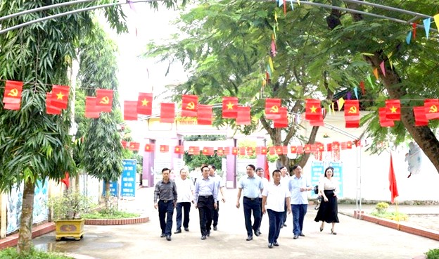 Lãnh đạo tỉnh Nghệ An thẩm định kết quả xây dựng NTM nâng cao tại xã Kim Liên. Lãnh đạo tỉnh Nghệ An thẩm định kết quả xây dựng NTM nâng cao tại xã Kim Liên.