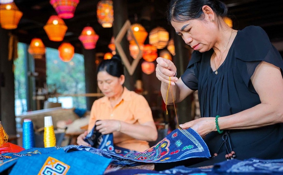 Giữ hồn văn hóa làng nghề thêu thổ cẩm Lan Rừng