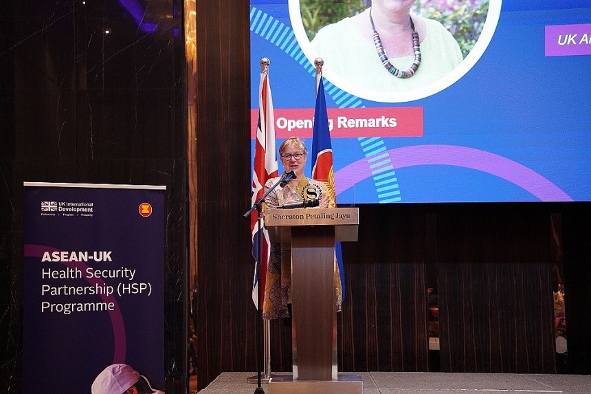 Bà Sarah Tiffin, Đại sứ Anh tại ASEAN cho biết, Vương quốc Anh tự hào hợp tác chặt chẽ với ASEAN để đảm bảo một tương lai an toàn, lành mạnh hơn cho người dân khu vực và trên toàn thế giới. Nguồn: Đại sứ quán Anh tại Hà Nội Bà Sarah Tiffin, Đại sứ Anh tại ASEAN cho biết, Vương quốc Anh tự hào hợp tác chặt chẽ với ASEAN để đảm bảo một tương lai an toàn, lành mạnh hơn cho người dân khu vực và trên toàn thế giới. Nguồn: Đại sứ quán Anh tại Hà Nội