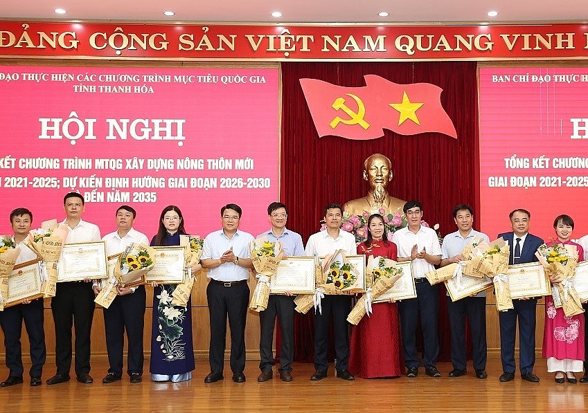 Bí thư Tỉnh ủy Nguyễn Doãn Anh cùng các ông, bà lãnh đạo tỉnh đã trao Bằng khen của Chủ tịch UBND tỉnh cho các tập thể, cá nhân có nhiều đóng góp cho Chương trình MTQG xây dựng NTM trên địa bàn tỉnh giai đoạn 2021 - 2025