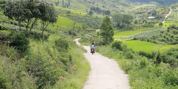 Tuyến đường vào khu sản xuất của bản được bê thông hóa. Tuyến đường vào khu sản xuất của bản được bê thông hóa.