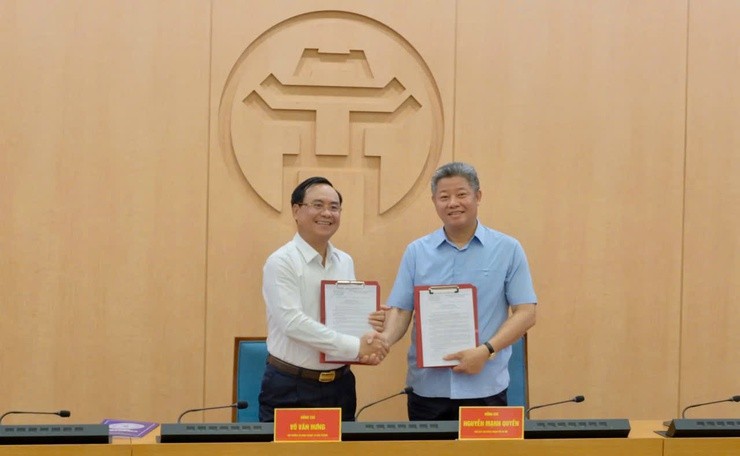 Thứ trưởng Bộ Nông nghiệp và Môi trường Võ Văn Hưng và Phó Chủ tịch UBND thành phố Hà Nội Nguyễn Mạnh Quyền ký kế hoạch liên tịch phối hợp tổ chức Festival. Ảnh: hanoi.gov.vn