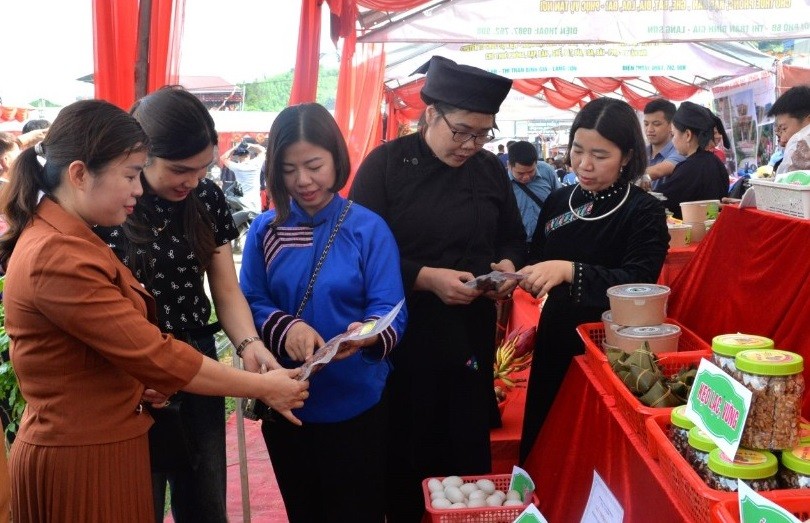 Du khách tham quan và mua sắm các đặc sẳn truyền thống tại lễ hội Háng Pò, xã Thiện Thuật