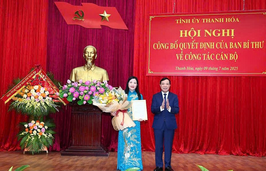 Phó Bí thư Thường trực Tỉnh ủy Thanh Hóa ông Lại Thế Nguyên trao Quyết định và tặng hoa chúc mừng bà Phạm Thị Thanh Thuỷ.