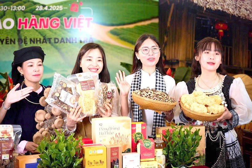 Chị Đào Thị Thức (bên phải) luôn sát sao tại các nương chè để cho ra đời những sản phẩm chất lượng cao Chị Đào Thị Thức (bên phải) luôn sát sao tại các nương chè để cho ra đời những sản phẩm chất lượng cao