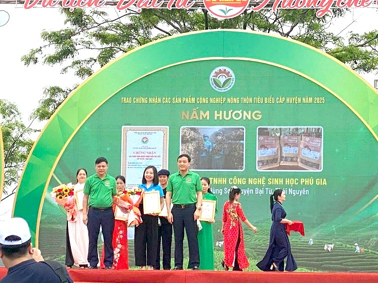 Sản phẩm nấm hương của công ty được trao chứng nhận sản phẩm công nghiệp nông thôn tiêu biểu năm 2025 Sản phẩm nấm hương của công ty được trao chứng nhận sản phẩm công nghiệp nông thôn tiêu biểu năm 2025