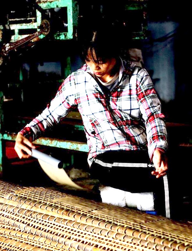 Từ sáng sớm, bà con làng Tày đã bắt đầu công việc làm bánh tráng. Từ sáng sớm, bà con làng Tày đã bắt đầu công việc làm bánh tráng.