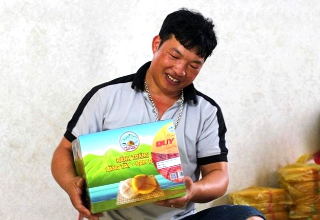 Bánh tráng làng Tày Đam Rông được đóng vào hộp sang trọng, đẹp mắt. Bánh tráng làng Tày Đam Rông được đóng vào hộp sang trọng, đẹp mắt.