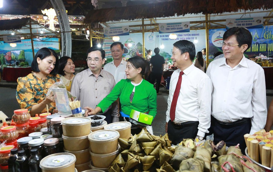 Các đại biểu tham quan các gian hàng tại triển lãm. Các đại biểu tham quan các gian hàng tại triển lãm.