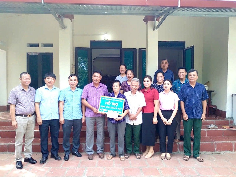 Trao tiền hỗ trợ xây nhà cho đối tượng thuộc diện gia đình khó khăn