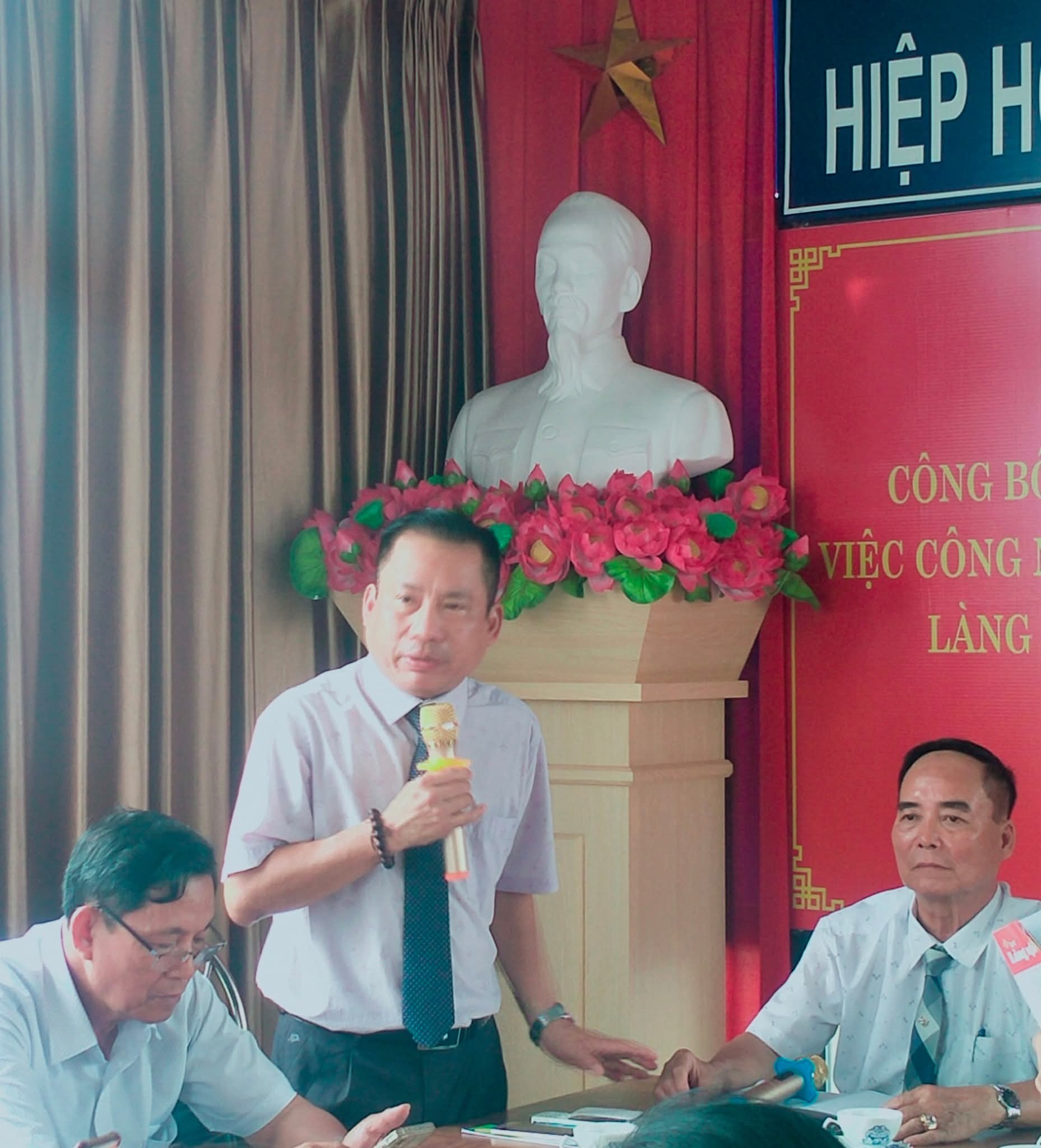 Ông Nguyễn Minh Trí, Phó Tổng TK Hiệp Hội Làng nghề TP Hải Phòng tuyên bố lý do, giới thiệu đại biểu. Ông Nguyễn Minh Trí, Phó Tổng TK Hiệp Hội Làng nghề TP Hải Phòng tuyên bố lý do, giới thiệu đại biểu.