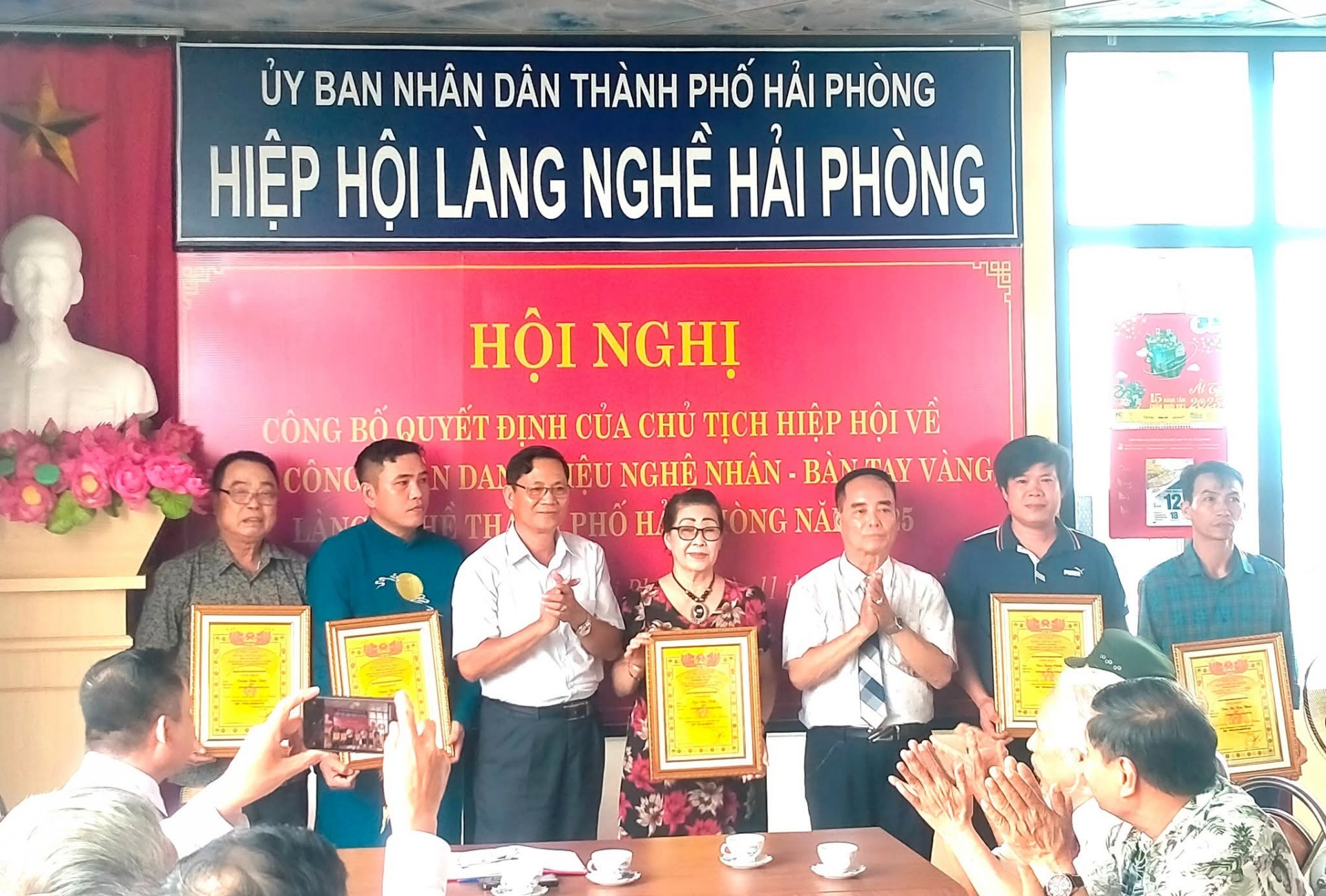 Hiệp Hội Làng nghề TP Hải Phòng trao tặng danh hiệu Nghệ nhân - Bàn tay vàng Làng nghề năm 2025.