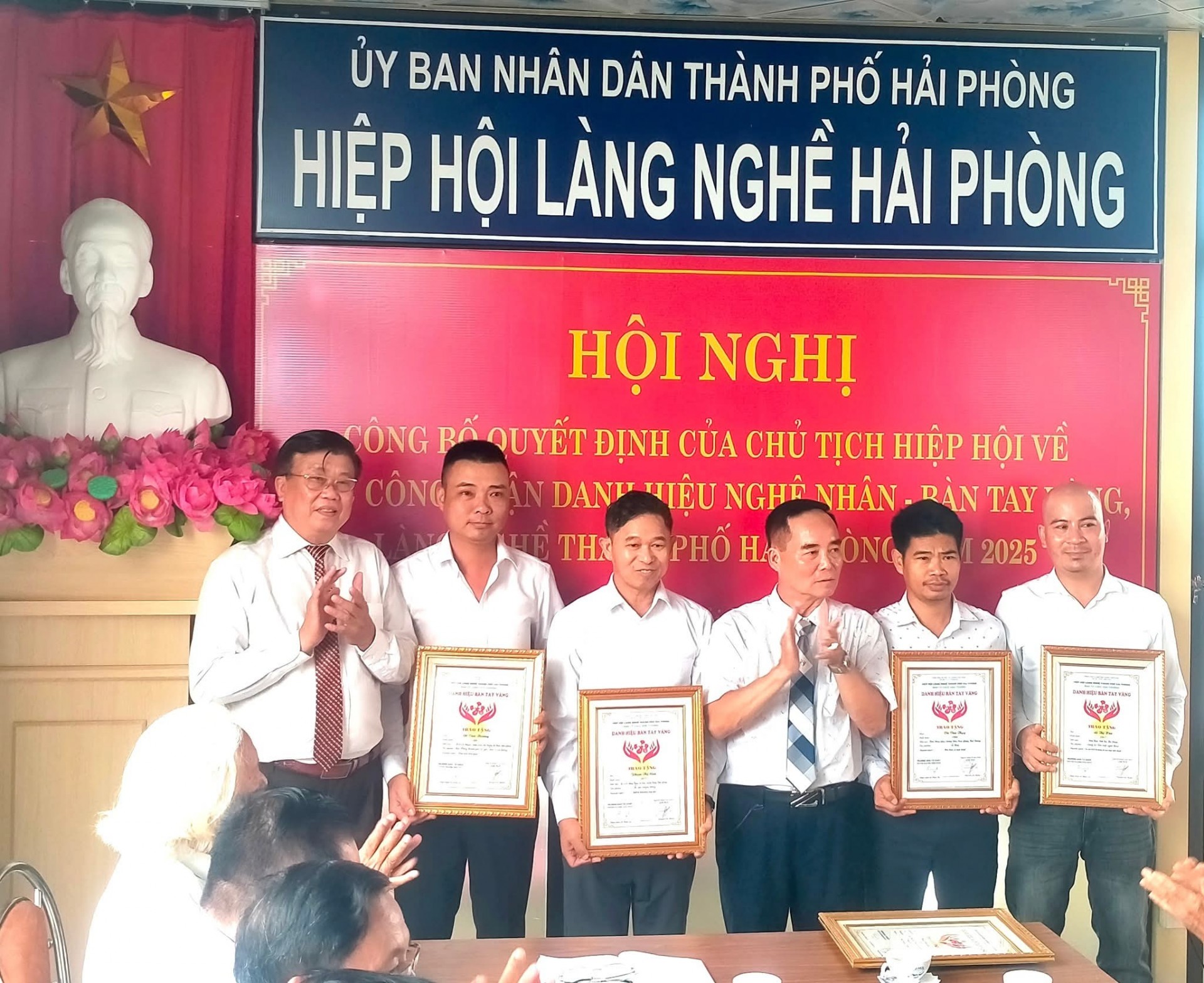 Lãnh đạo Hiệp Hội làng nghề Hải Phòng trao tặng các danh hiệu Lãnh đạo Hiệp Hội làng nghề Hải Phòng trao tặng các danh hiệu