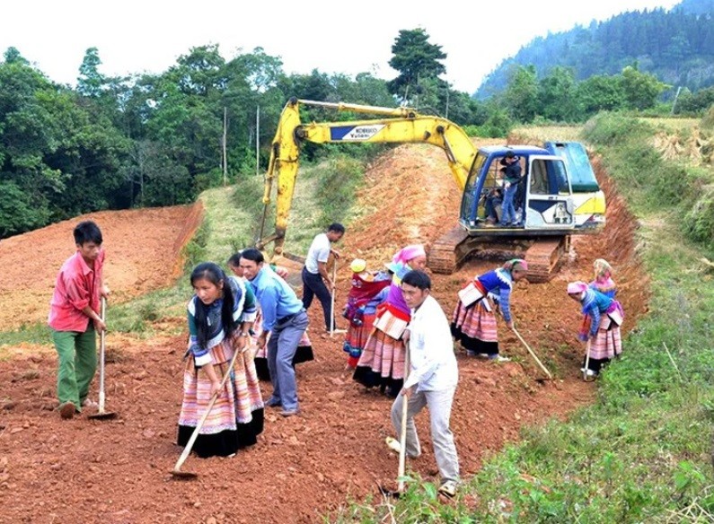 Người dân chung tay xây dựng nông thôn mới tại xã Sín Chéng, tỉnh Lào Cai