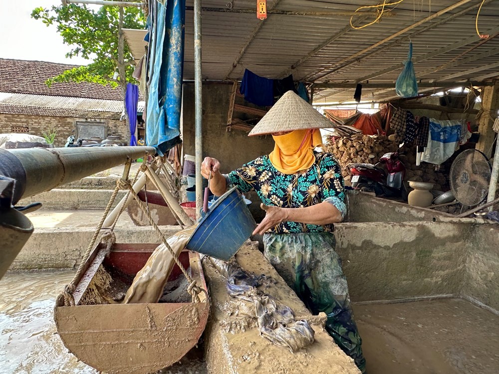 Đất làm gốm Gia Thuỷ được tuyển chọn và sàng lọc kỹ lưỡng qua nhiều công đoạn Đất làm gốm Gia Thuỷ được tuyển chọn và sàng lọc kỹ lưỡng qua nhiều công đoạn