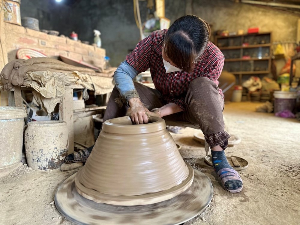 Các nghệ nhân của làng nghề gốm Gia Thuỷ luôn miệt mài chăm chút cho từng sản phẩm Các nghệ nhân của làng nghề gốm Gia Thuỷ luôn miệt mài chăm chút cho từng sản phẩm