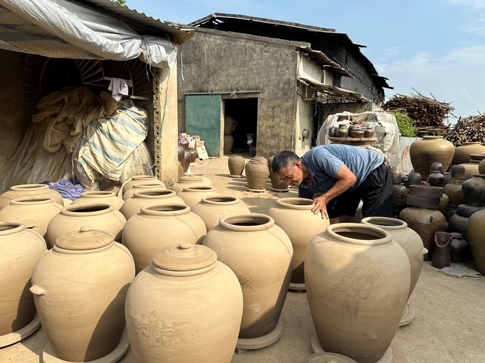 Gốm Gia Thuỷ được phơi khô tự nhiên dưới nắng trước khi đem nung Gốm Gia Thuỷ được phơi khô tự nhiên dưới nắng trước khi đem nung