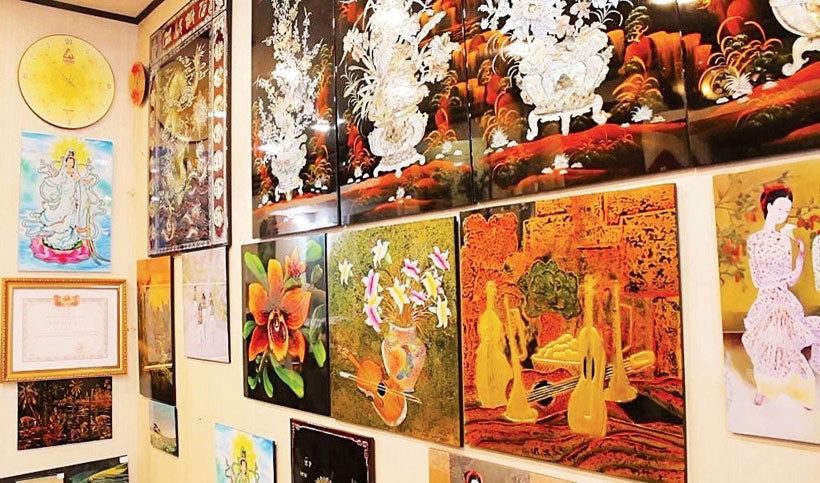 Một số tranh sơn mài tại làng nghề sơn mài Tương Bình Hiệp (Thành phố Hồ Chí Minh).
