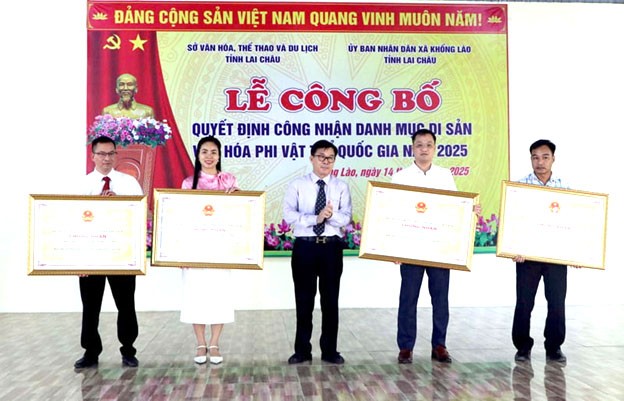 Ông Nông Quốc Thành - Phó Cục trưởng Cục Di sản Văn hoá trao Chứng nhận di sản văn hoá phi vật thể cho các địa phương và nghệ nhân.