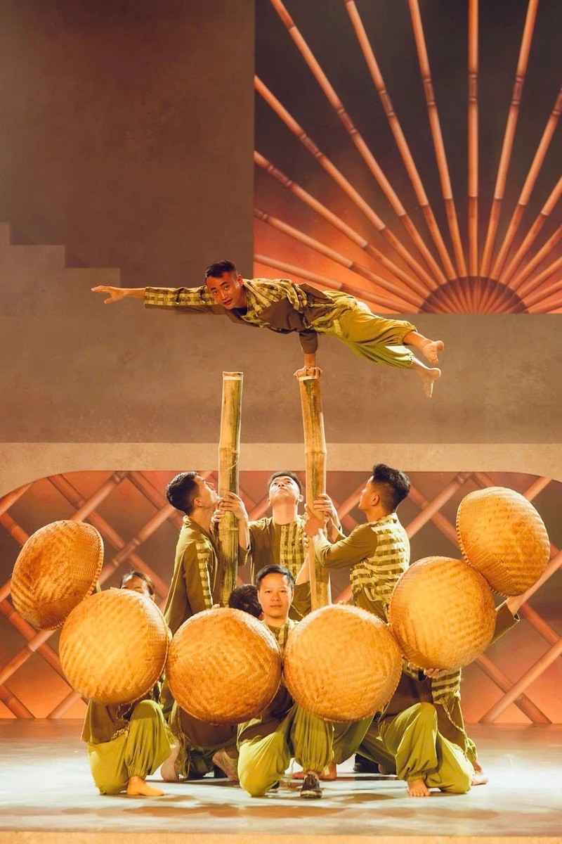 Một cảnh trình diễn trong phiên bản nâng cấp của vở “Việt Nam Bách Nghệ”, kết hợp vũ đạo và ánh sáng, lấy cảm hứng từ các làng nghề truyền thống Việt Nam Một cảnh trình diễn trong phiên bản nâng cấp của vở “Việt Nam Bách Nghệ”, kết hợp vũ đạo và ánh sáng, lấy cảm hứng từ các làng nghề truyền thống Việt Nam