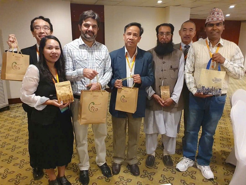 Đại diện doanh nghiệp giới thiệu sản phẩm đến khách hàng quốc tế