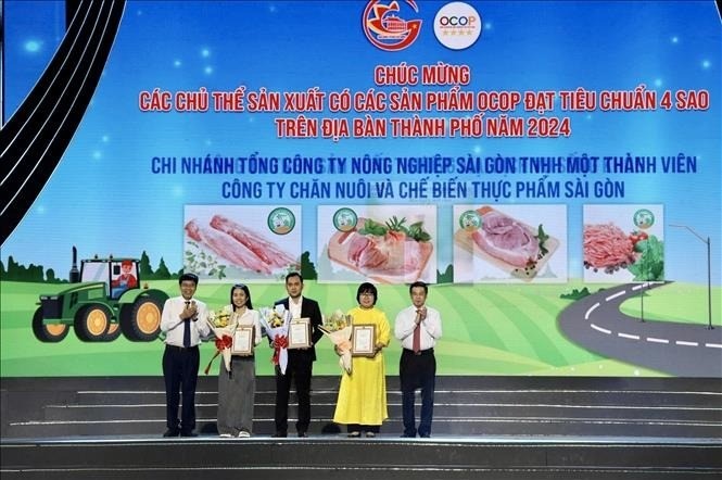  Trao quyết định công nhận sản phẩm đạt tiêu chuẩn OCOP.