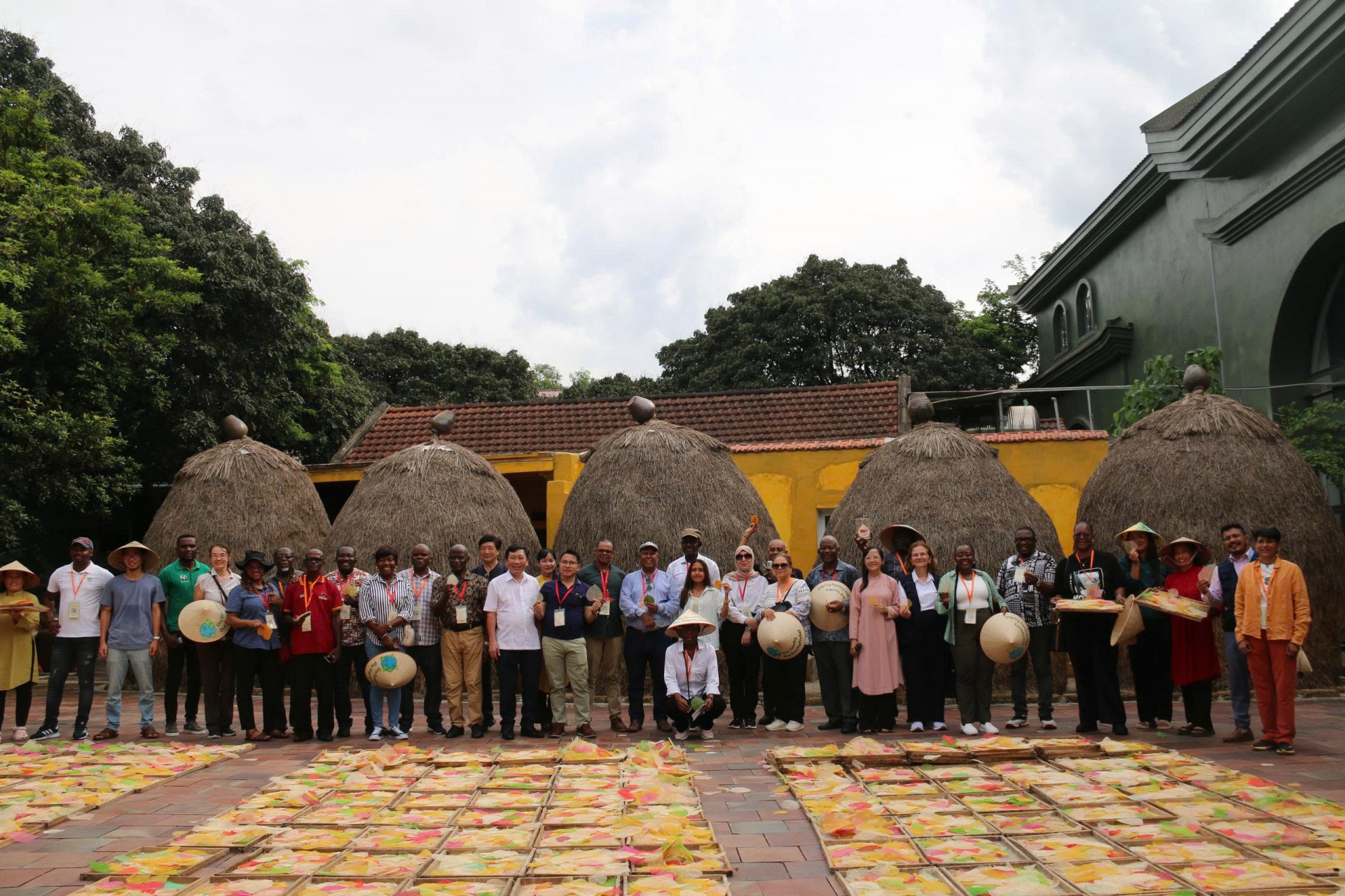 Các đại biểu tham quan, làm việc tại HTX Sinh Dược.