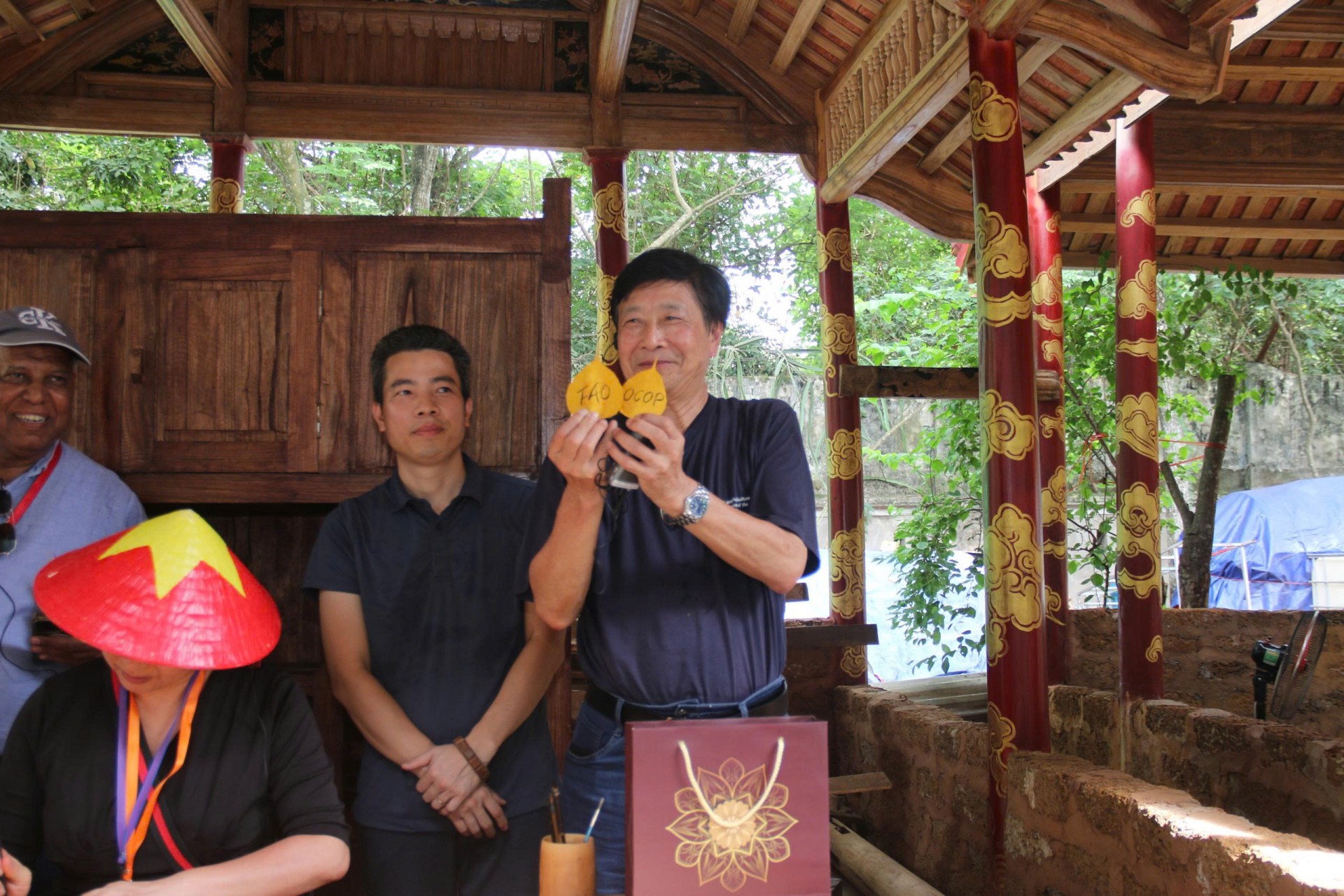 Trong khuôn khổ chuyến thăm, đoàn công tác đã đến thăm Hợp tác xã Sinh Dược – một trong những mô hình OCOP tiêu biểu tại Ninh Bình. Không chỉ ấn tượng với cách tổ chức sản xuất bài bản, kết hợp giữa tri thức bản địa và công nghệ hiện đại trong việc chế biến dược liệu tự nhiên, các đại biểu quốc tế còn đặc biệt xúc động trước sản phẩm lá bồ đề khắc thư pháp – một sáng tạo độc đáo kết tinh giữa tâm linh, nghệ thuật và thủ công truyền thống.