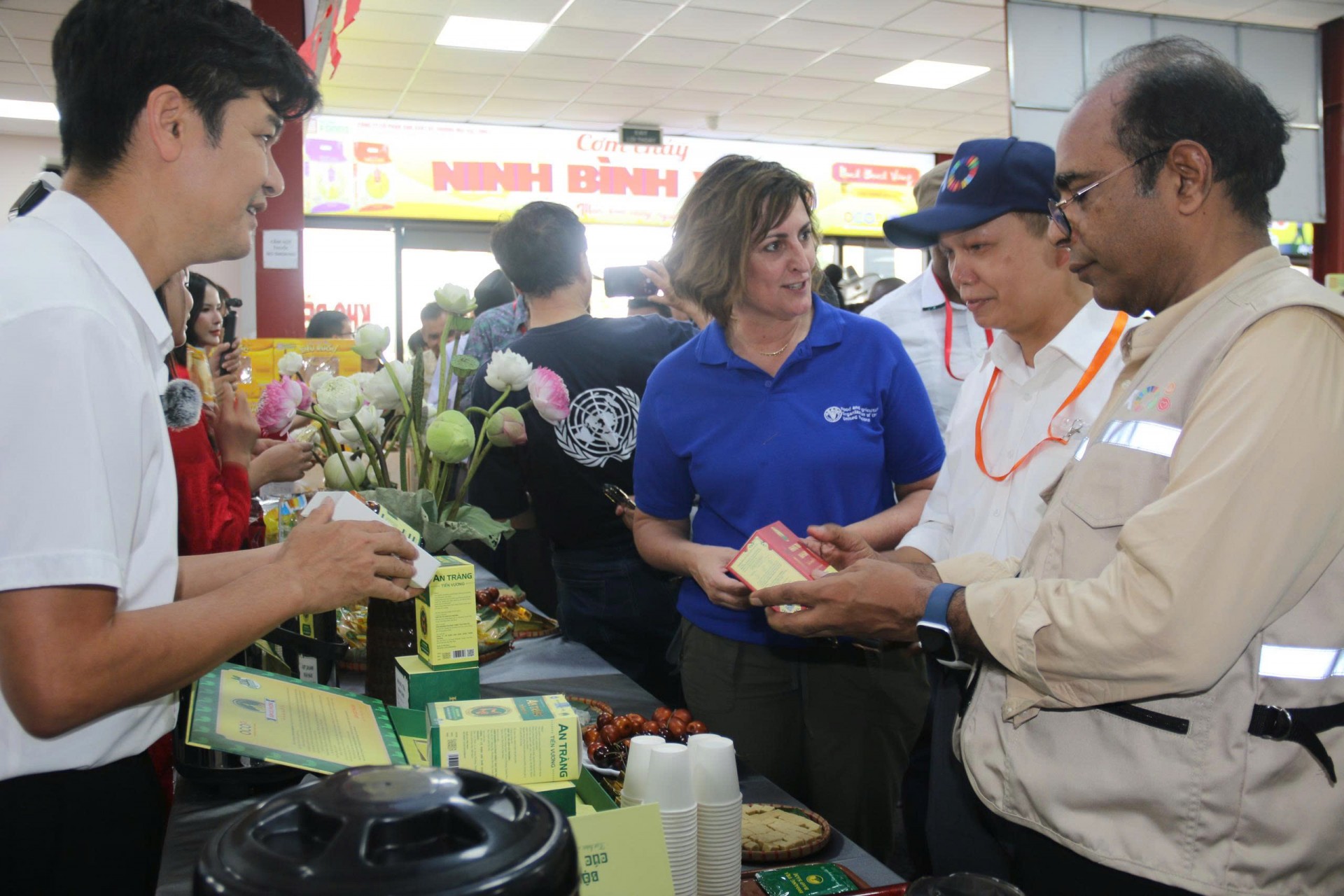 Phó Tổng Giám đốc FAO Beth Bechdol (áo xanh) đánh giá cao nỗ lực của Việt Nam trong việc xây dựng mô hình OCOP trở thành một chương trình phát triển nông thôn hiệu quả, có khả năng lan tỏa quốc tế.
