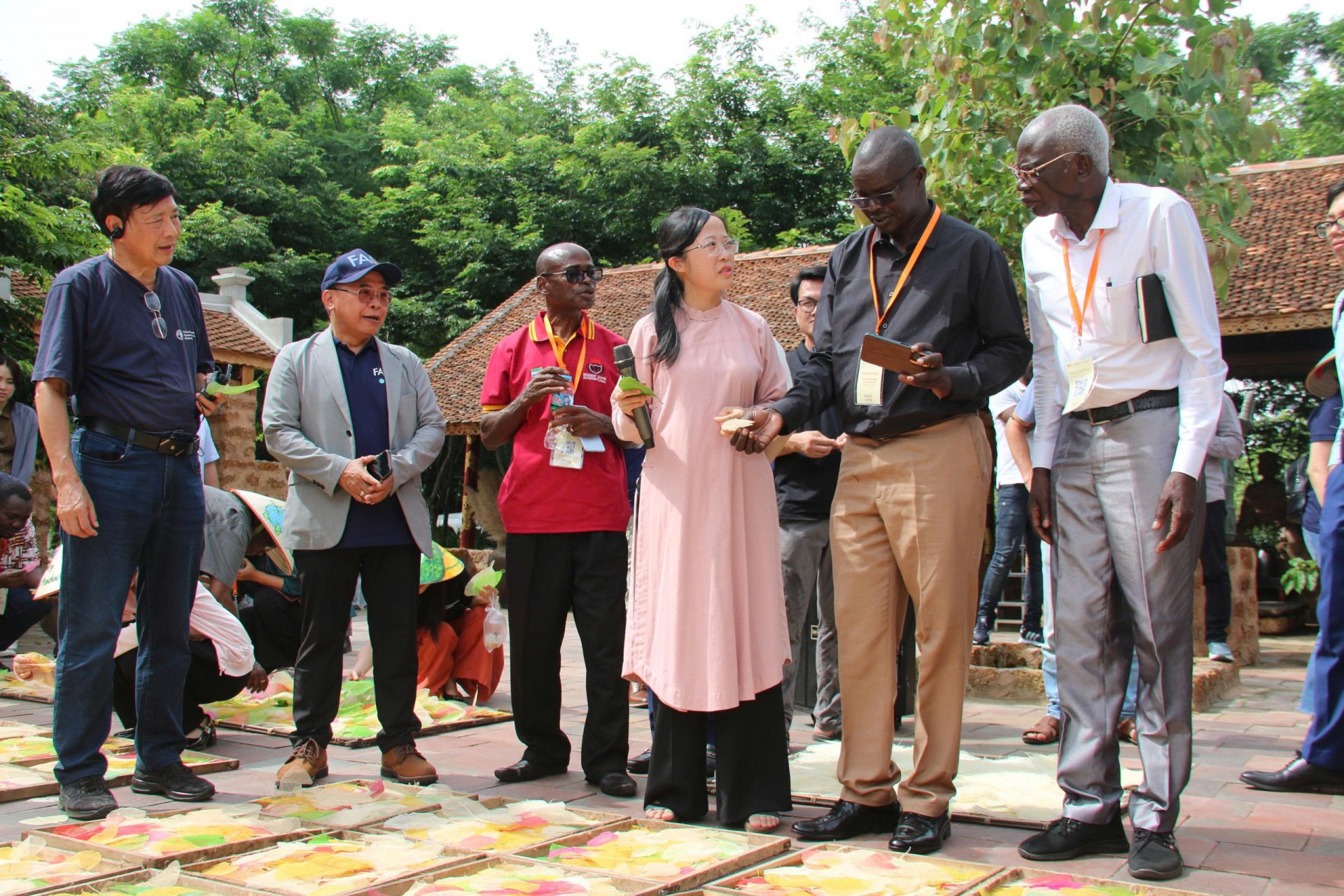 Các đại biểu tham quan, làm việc tại HTX Sinh Dược.