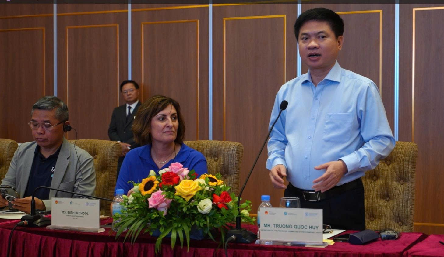 đồng chí Trương Quốc Huy, Bí thư Tỉnh ủy, Trưởng đoàn Đại biểu Quốc hội tỉnh Ninh Bình bày tỏ vui mừng được đón tiếp đoàn công tác cấp cao đến từ các quốc gia châu Phi và châu Á – Thái Bình Dương. 