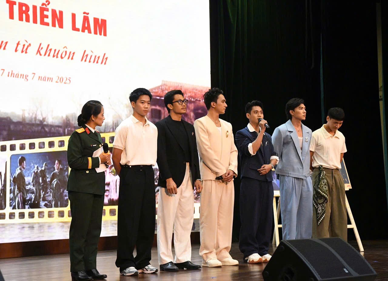 Khai mạc Triển lãm ảnh nghệ thuật Mưa đỏ: Tri ân từ khuôn hình