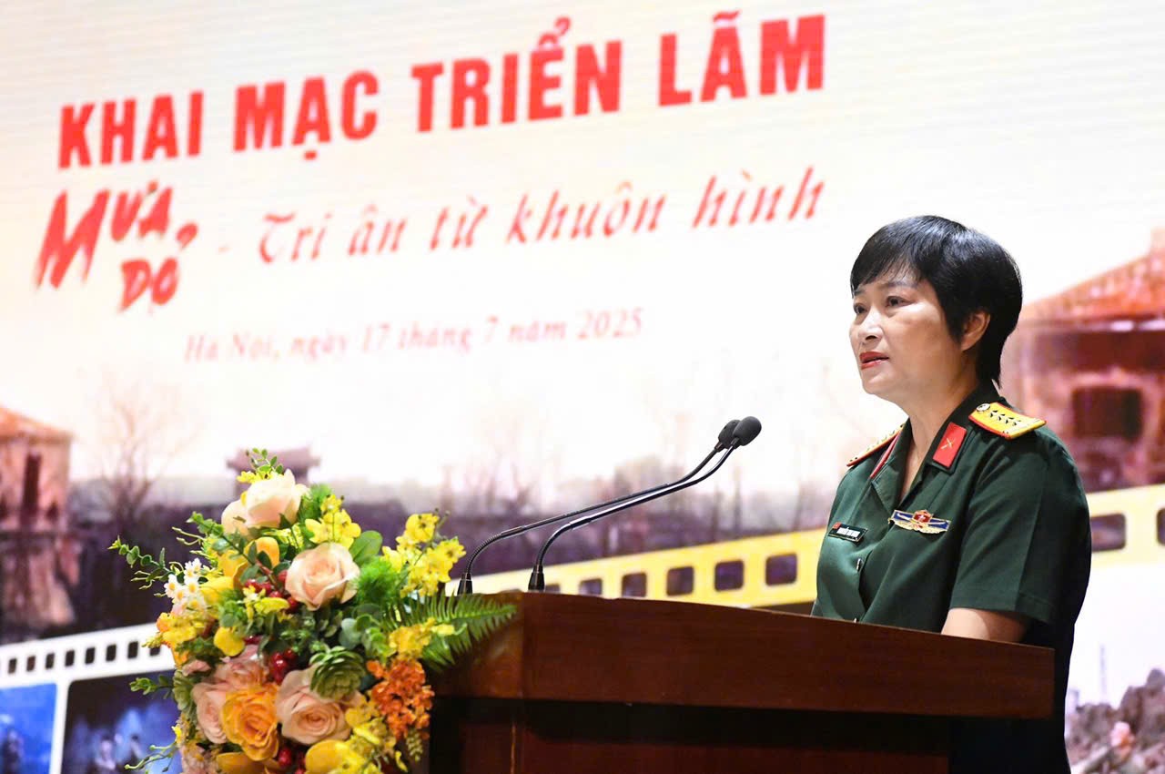 Khai mạc Triển lãm ảnh nghệ thuật Mưa đỏ: Tri ân từ khuôn hình