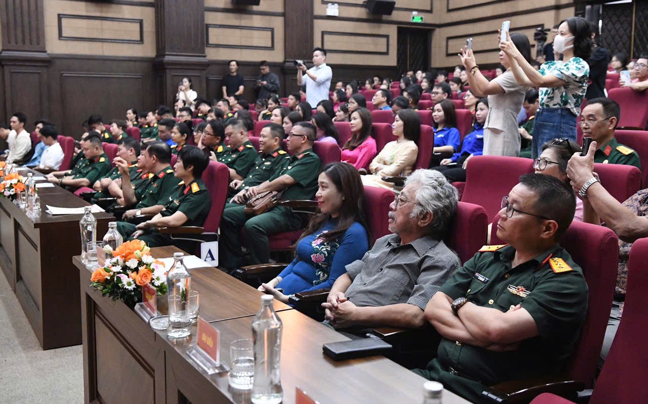 Khai mạc Triển lãm ảnh nghệ thuật Mưa đỏ: Tri ân từ khuôn hình