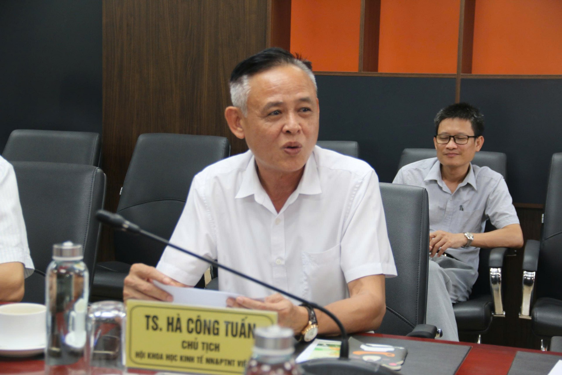 TS. Hà Công Tuấn – Chủ tịch Hội – chủ trì hội nghị.