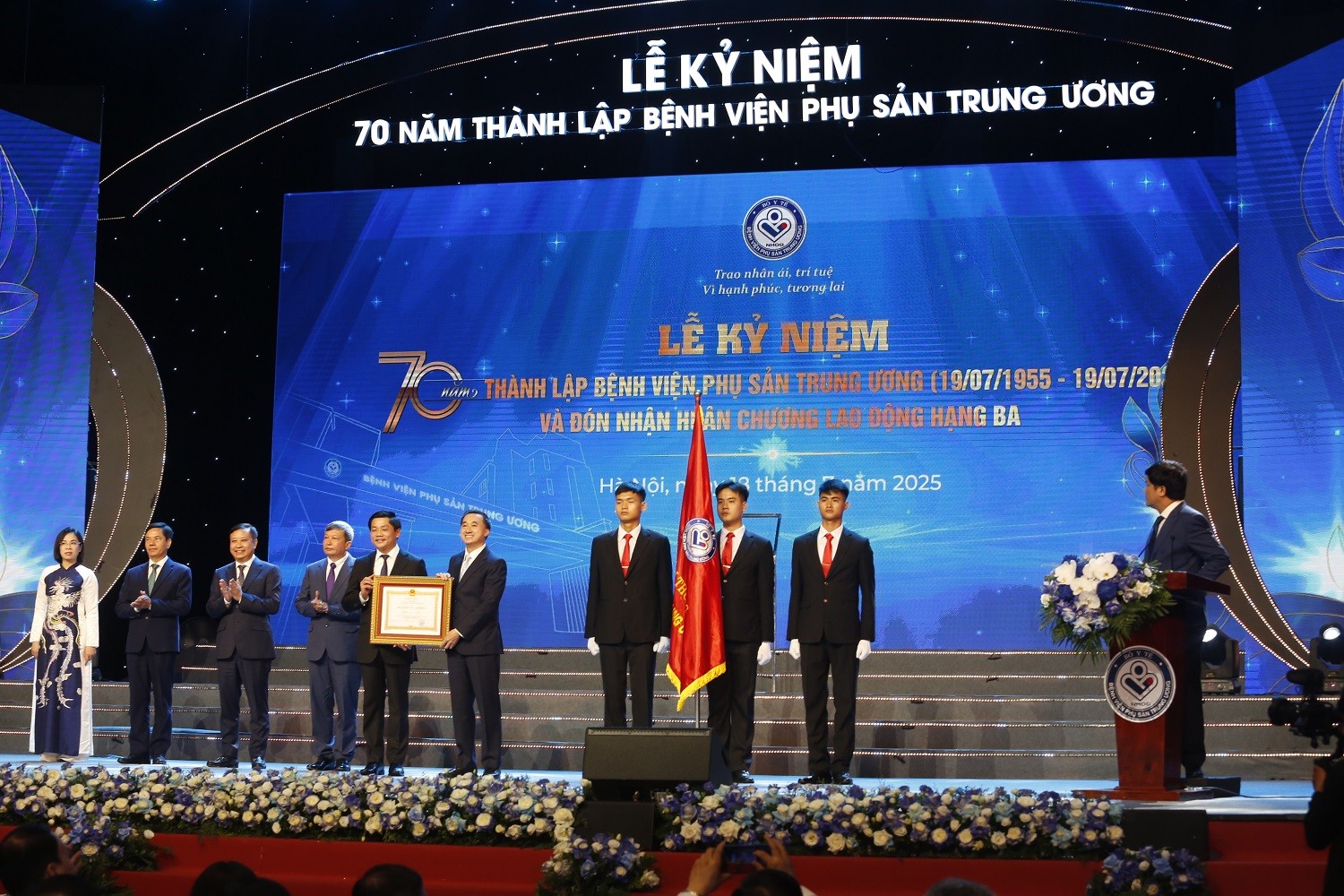 Bệnh viện Phụ sản Trung ương đón nhận Huân chương Lao động hạng Ba