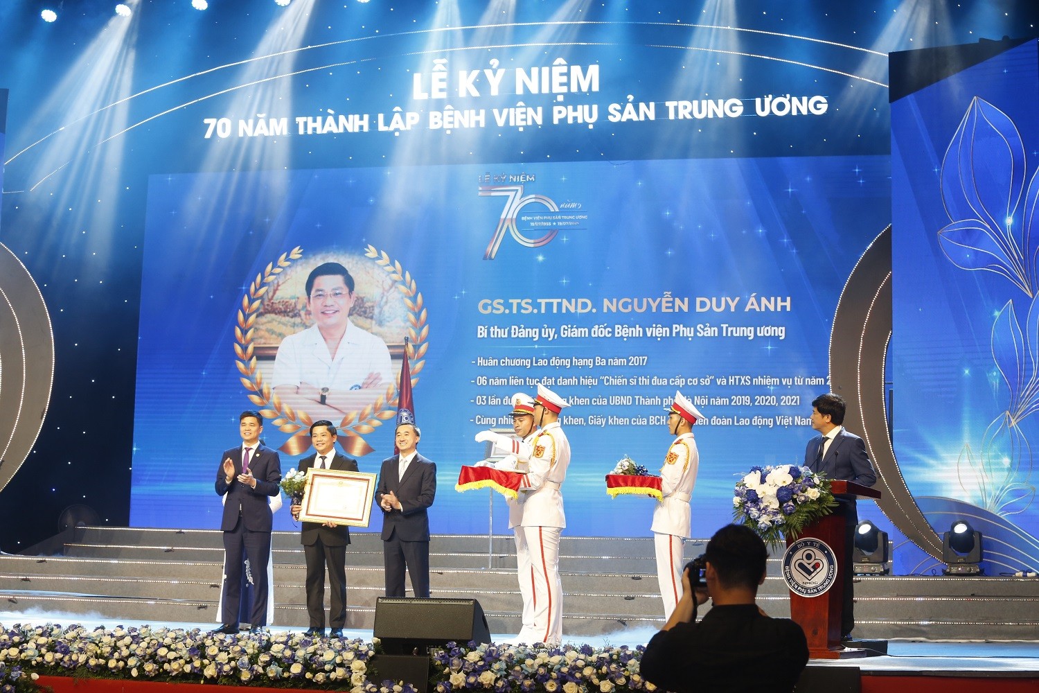 Bệnh viện Phụ sản Trung ương đón nhận Huân chương Lao động hạng Ba