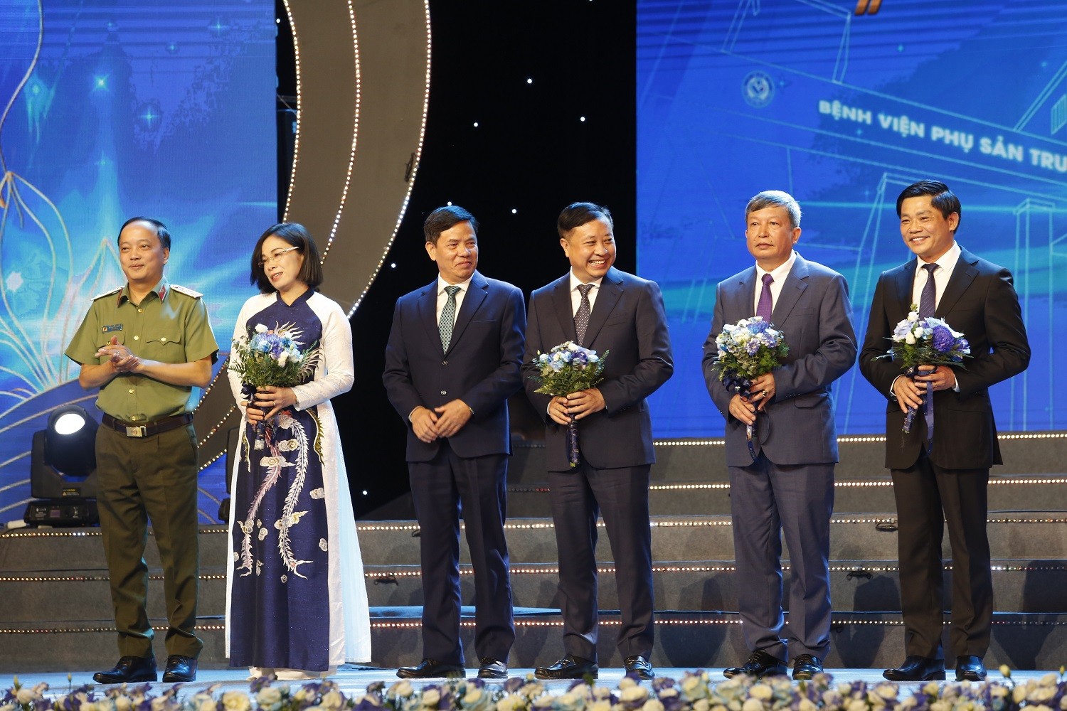 Bệnh viện Phụ sản Trung ương đón nhận Huân chương Lao động hạng Ba