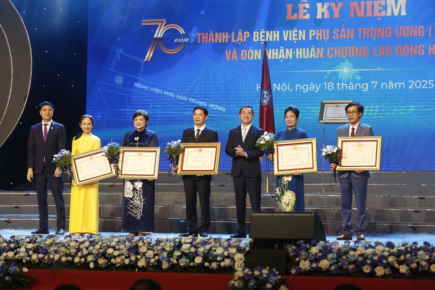 Bệnh viện Phụ sản Trung ương đón nhận Huân chương Lao động hạng Ba