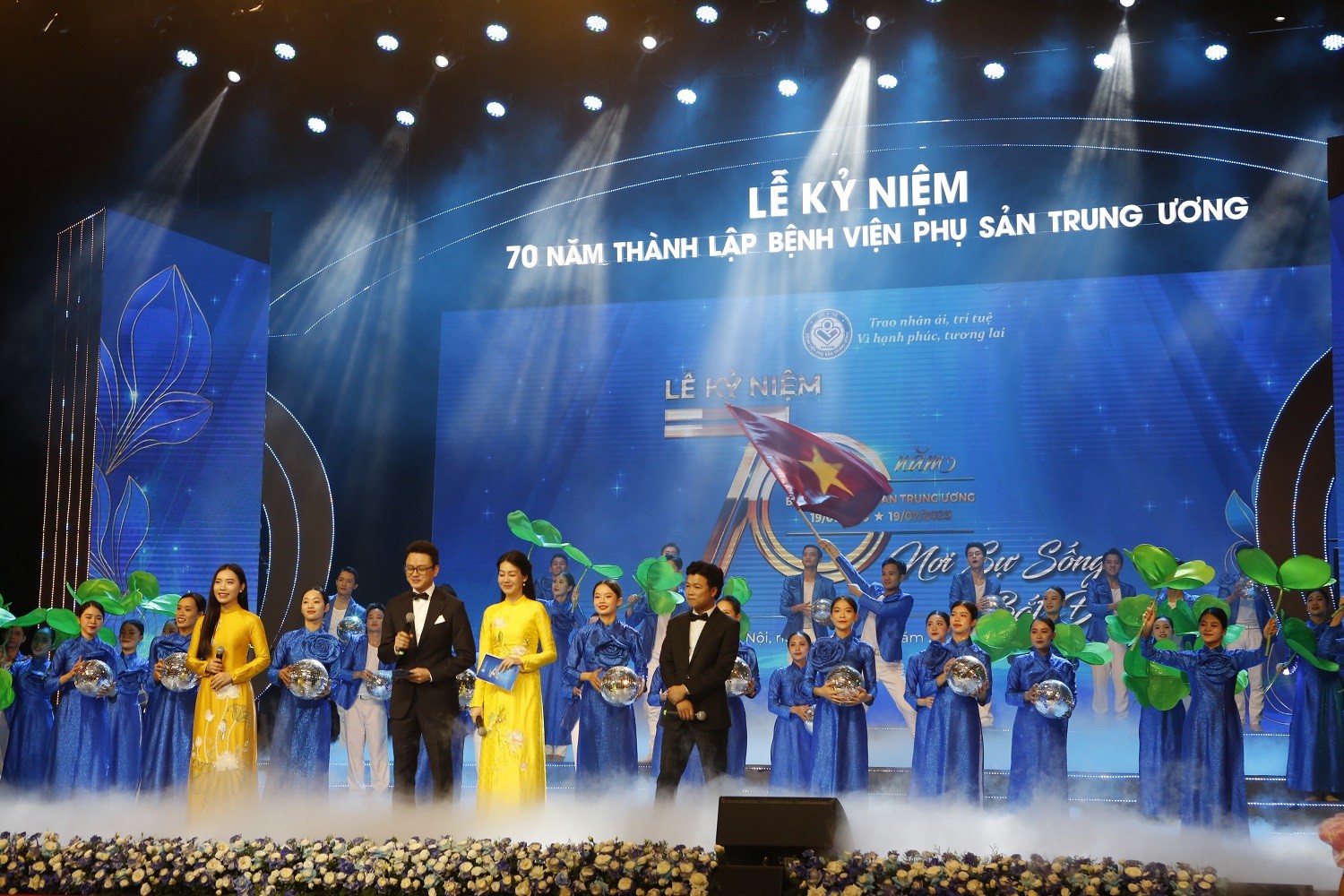 Bệnh viện Phụ sản Trung ương đón nhận Huân chương Lao động hạng Ba