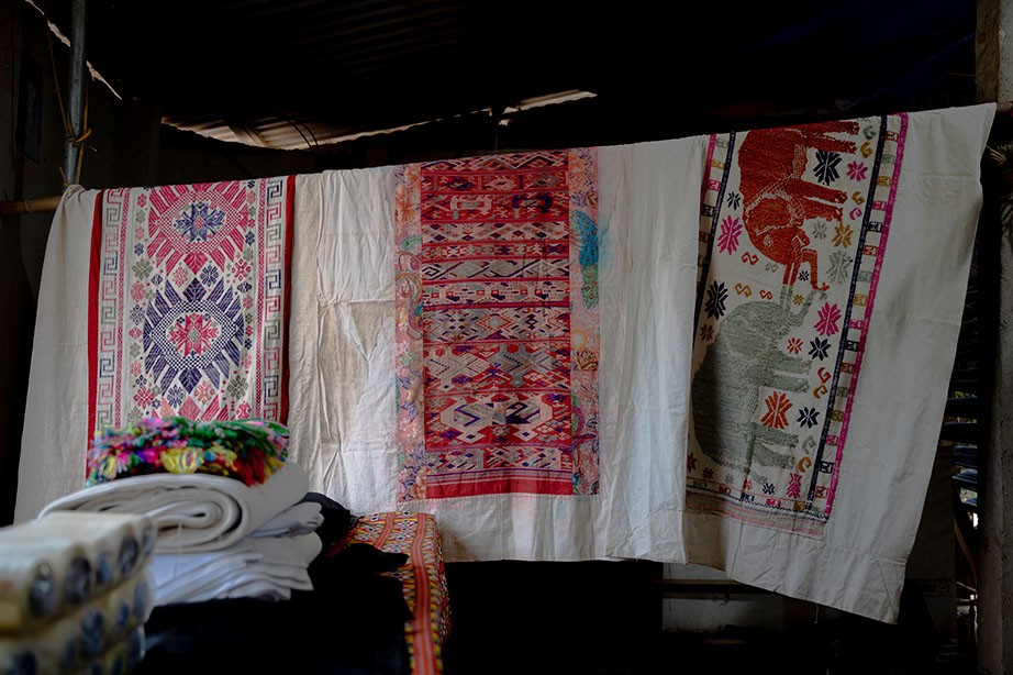 Rực rỡ sắc màu thổ cẩm truyền thống của phụ nữ Thái ở Nghệ An Nghề dệt truyền thống: Thổ cẩm của người Thái vươn tầm du lịch xứ Nghệ