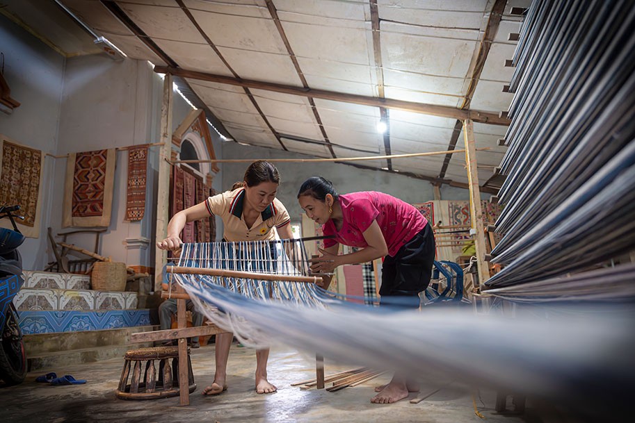 Rực rỡ sắc màu thổ cẩm truyền thống của phụ nữ Thái ở Nghệ An Nghề dệt truyền thống: Thổ cẩm của người Thái vươn tầm du lịch xứ Nghệ