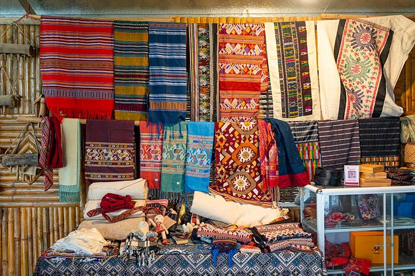 Rực rỡ sắc màu thổ cẩm truyền thống của phụ nữ Thái ở Nghệ An Nghề dệt truyền thống: Thổ cẩm của người Thái vươn tầm du lịch xứ Nghệ