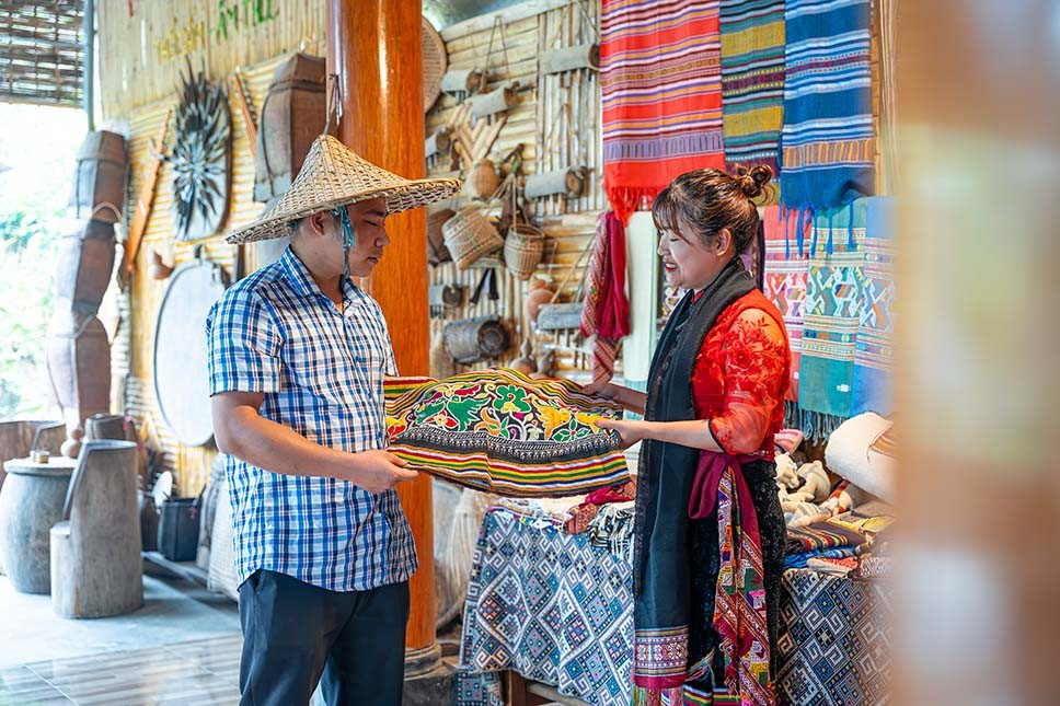 Rực rỡ sắc màu thổ cẩm truyền thống của phụ nữ Thái ở Nghệ An Nghề dệt truyền thống: Thổ cẩm của người Thái vươn tầm du lịch xứ Nghệ