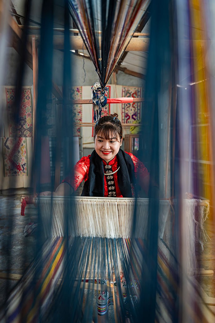 Rực rỡ sắc màu thổ cẩm truyền thống của phụ nữ Thái ở Nghệ An Nghề dệt truyền thống: Thổ cẩm của người Thái vươn tầm du lịch xứ Nghệ