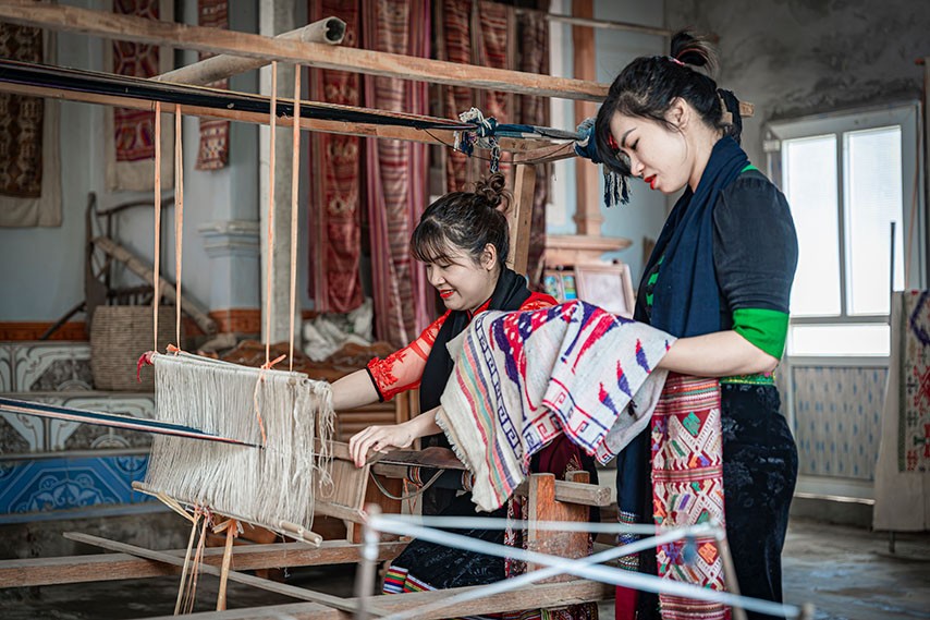 Rực rỡ sắc màu thổ cẩm truyền thống của phụ nữ Thái ở Nghệ An Nghề dệt truyền thống: Thổ cẩm của người Thái vươn tầm du lịch xứ Nghệ