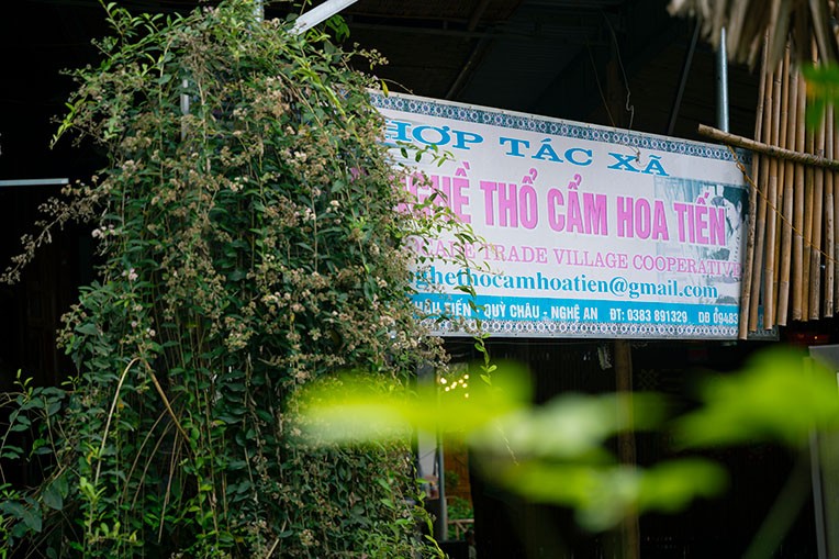 Rực rỡ sắc màu thổ cẩm truyền thống của phụ nữ Thái ở Nghệ An Nghề dệt truyền thống: Thổ cẩm của người Thái vươn tầm du lịch xứ Nghệ