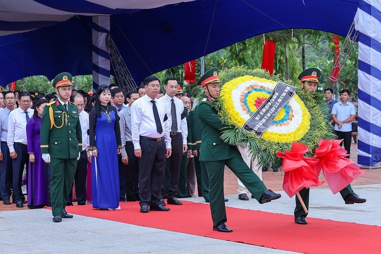Tỉnh ủy, HĐND, UBND, Ủy ban MTTQ tỉnh An Giang dự lễ viếng, lễ truy điệu và an táng hài cốt liệt sĩ tại Nghĩa trang liệt sĩ Dốc Bà Đắc - Ảnh: VGP/Nhật Bắc Tỉnh ủy, HĐND, UBND, Ủy ban MTTQ tỉnh An Giang dự lễ viếng, lễ truy điệu và an táng hài cốt liệt sĩ tại Nghĩa trang liệt sĩ Dốc Bà Đắc - Ảnh: VGP/Nhật Bắc