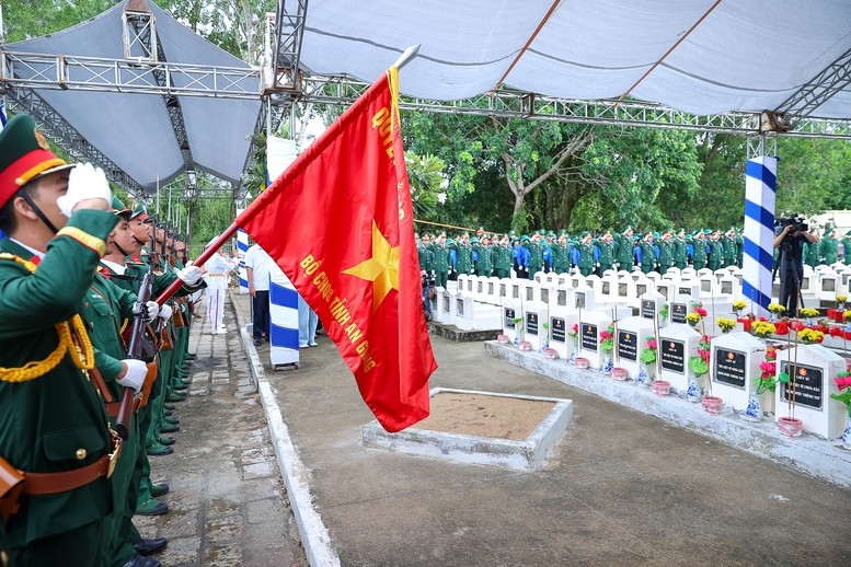 Lễ viếng, lễ truy điệu và an táng hài cốt liệt sĩ tại Nghĩa trang liệt sĩ Dốc Bà Đắc - Ảnh: VGP/Nhật Bắc Lễ viếng, lễ truy điệu và an táng hài cốt liệt sĩ tại Nghĩa trang liệt sĩ Dốc Bà Đắc - Ảnh: VGP/Nhật Bắc